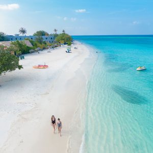 Spiaggia di sabbia bianca e mare turchese alle Maldive, viaggio di gruppo al femminile in guesthouse sull'isola di Gaafaru.
